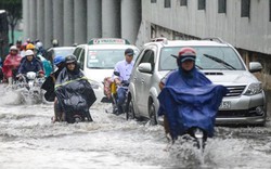 TP.HCM: Siêu máy bơm "tê liệt", đường Nguyễn Hữu Cảnh ngập lụt