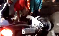 Clip: Len lỏi tránh đường tắc ở Hà Nội, xe máy liên tục ngã nhào