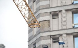 TP.HCM: Cần cẩu “đập” trúng tòa nhà Ngân hàng khiến 2 xế hộp hư hỏng