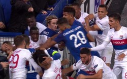 Cận cảnh màn hỗn chiến trên sân giữa cầu thủ Everton và Lyon