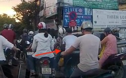 Clip: Cô gái đi xe máy bị trộm móc ba lô ngay giữa phố Hà Nội