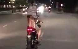 Clip: Thót tim cảnh cha vô tư lái xe máy chở con gái đứng phía sau