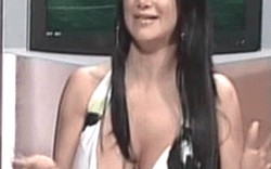 Nữ MC lộ ngực trên sóng trực tiếp tung bộ ảnh lịch nóng bỏng