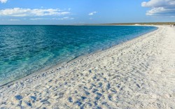 Lạ lùng bãi biển duy nhất trên thế giới không có cát