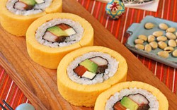 Biến tấu lạ miệng với sushi trứng cuộn ngon miễn bàn