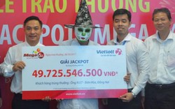 Nóng 24h qua: Người đàn ông hóa trang cực dị đi nhận giải jackpot 50 tỷ