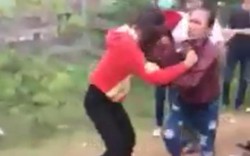 Hai nhóm nữ sinh đánh nhau trong tiếng hò reo của bạn bè
