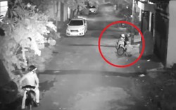 Clip: Trộm phá 2 lớp khóa, "cuỗm" xe máy trước cửa nhà dân