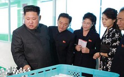 Lần hiếm hoi ông Kim Jong-un đi thị sát nhà máy cùng vợ