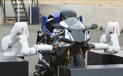 "Nghẹt thở" màn so tài giữa Motobot của Yamaha và tay đua số 1 thế giới