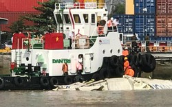 2 tàu container tông nhau trên sông, nhiều người lao ra "hôi của"