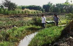 Lội nước, băng sình đưa thi thể thanh niên chết bí ẩn trong bụi rậm ra ngoài