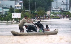 Đường phố thành sông, ghe “cõng” xe SH đắt tiền vượt lũ