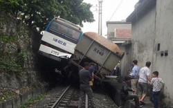 Quảng Ninh: Tàu chở than "nhấc bổng" xe chở công nhân hơn 1m