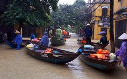 Lũ lên sầm sập chạm trần nhà, dân phố cổ Hội An trở tay không kịp