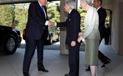 Không cúi gập người như Obama, đây là cách Trump chào Nhật hoàng