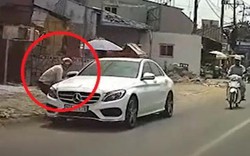 Clip: Trộm vặt gương xế hộp Mercedes đỗ bên đường