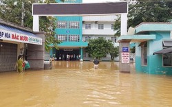 Quảng Nam: Hơn 400 bệnh nhân cùng người nhà bị cô lập trong nước lũ