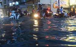 Mưa “chớp mắt”, phố Sài Gòn ngập như lụt miền Trung