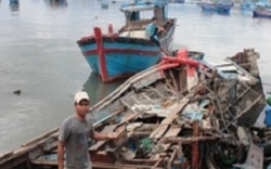 Cam Ranh: Khủng khiếp hàng trăm tàu thuyền bị bão quật tan nát