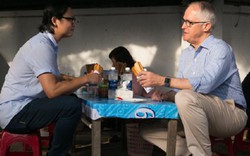 Thủ tướng Úc ăn bánh mì vỉa hè Đà Nẵng, chụp ảnh "tự sướng" với dân