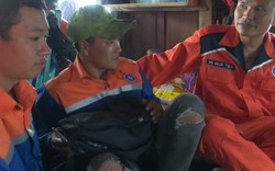 Nghệ An: Cứu sống 13 ngư dân gặp nạn gần đường biên giới trên biển