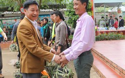 Báo Dân Việt: Cùng nhà từ thiện tặng “cần câu cơm” cho người nghèo