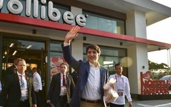 Thủ tướng điển trai Canada gây “bão” khi mua gà rán ở Manila