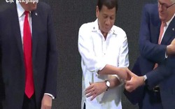 Khoảnh khắc ông Trump lúng túng với cách bắt tay "kiểu ASEAN"