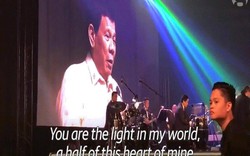 Tổng thống Philippines hát nhạc tình yêu tặng ông Trump