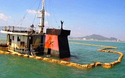Clip: Cận cảnh giăng phao, hút dầu trong tàu hàng bị chìm ở Quy Nhơn