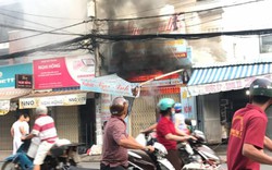 Clip: Xe tải tông sập cửa cứu căn nhà rực lửa ở Sài Gòn