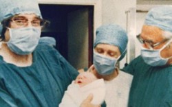 Video nhìn lại 40 năm em bé đầu tiên ra đời bằng thụ tinh ống nghiệm