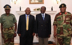 Tổng thống Zimbabwe lần đầu xuất hiện từ khi bị quản thúc