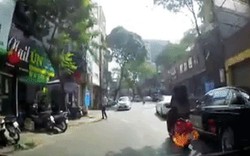 Clip: Xe máy bốc cháy 2 cô gái hốt hoảng lao ra đường