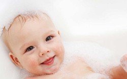 Kiêng tắm cho con khi ốm: Sai lầm khiến bé lâu khỏi bệnh