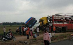 Hà Nội: Xe container tông xe khách "bay" từ cao tốc xuống ruộng