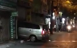 Hà Nội: Nam thanh niên lái xe ô tô liên tục đâm vào nhà hàng xóm