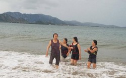 Người dân Ninh Thuận tắm biển trước khi áp thấp nhiệt đới vào bờ
