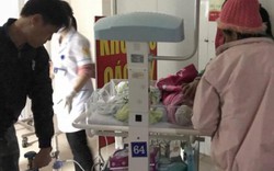 Bố mẹ xách bình ôxy đưa 10 bé sơ sinh Bắc Ninh chuyển viện về Hà Nội