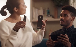 Samsung cười nhạo iPhone, đến lúc Motorola chế giễu Note 8