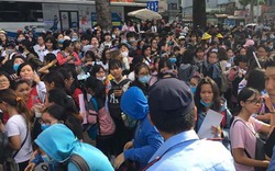 Hàng trăm fan Việt chen chúc, xếp hàng dài 1km để đón sao Hàn tại MAMA