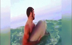 Video: Người đàn ông bạo gan bế thốc cá mập khủng trên biển