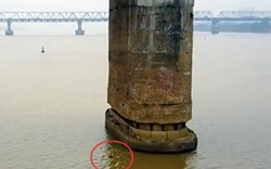 Cận cảnh vị trí quả bom dưới chân cầu Long Biên