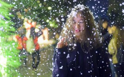 Ảnh-clip: Giới trẻ thích thú với cảnh "tuyết rơi" ở Hà Nội