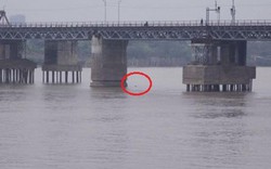 Hà Nội cấm phương tiện qua cầu Long Biên để vớt bom