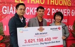 Chàng thợ khóa chia hết tiền cho người thân sau khi nhận jackpot “khủng”