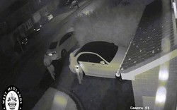 Anh: 2 tên trộm dùng hộp sắt trộm xe sang trong nháy mắt