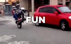 Video: Những pha lái xe môtô cười ra nước mắt