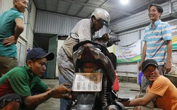 Hơn chục thanh niên sửa miễn phí xe ngập nước ở Sài Gòn